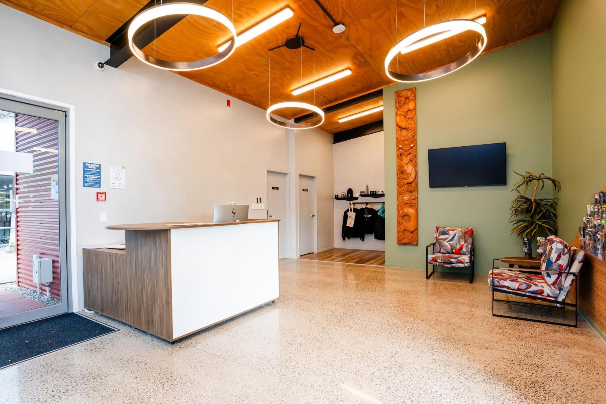 Haka House Rotorua Hostel Екстериор снимка Reception